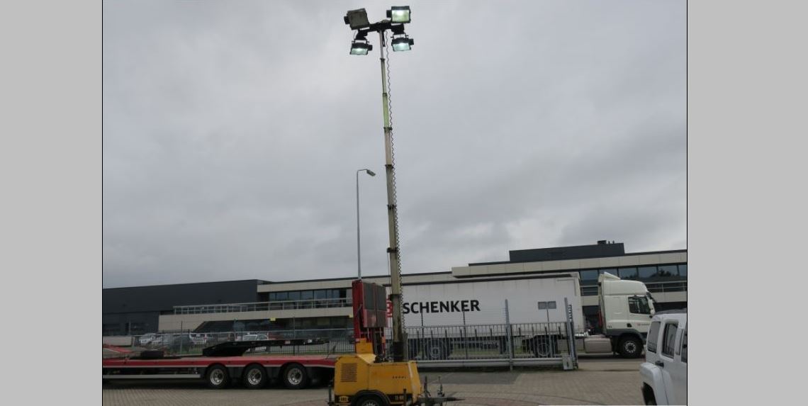 Mobiele lantarenpaal in donkere straten van Rijswijk