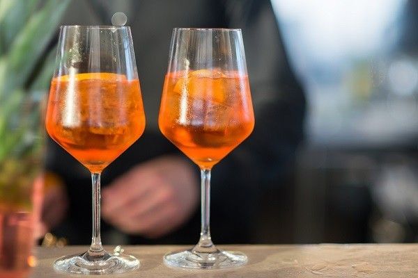 Drink een borreltje op de gezondheid van de Koning