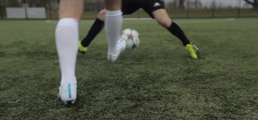 Pannavoetbal: schiet tussen de benen door en scoor!