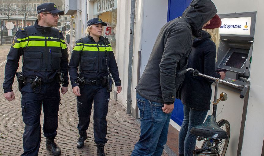 Rijswijkse wijkagent waarschuwt voor meekijkers bij pinnen