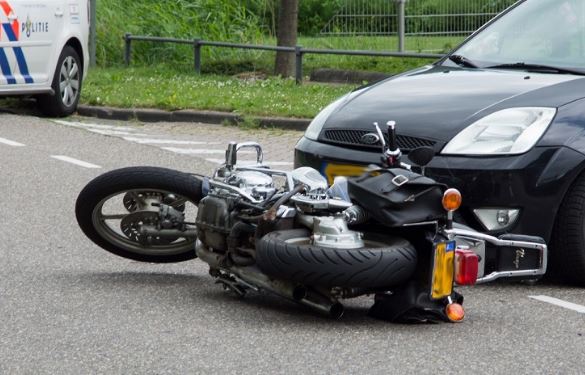 Twee gewonden bij aanrijding personenauto en motor