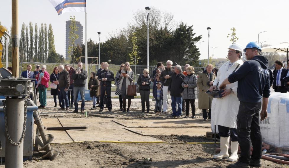 Wethouder Van der Meij boort naar bron in RijswijkBuiten