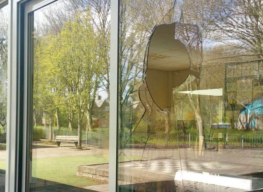 Verschillende ruiten van de Johannesschool ingegooid