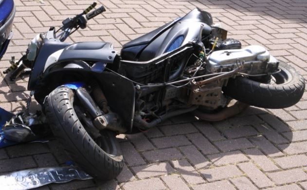 Scooter botst op auto op Haagweg