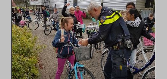 Kinderen Oud Rijswijk doen fietsexamen