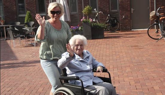 Wie wil wandelen met mevrouw in rolstoel