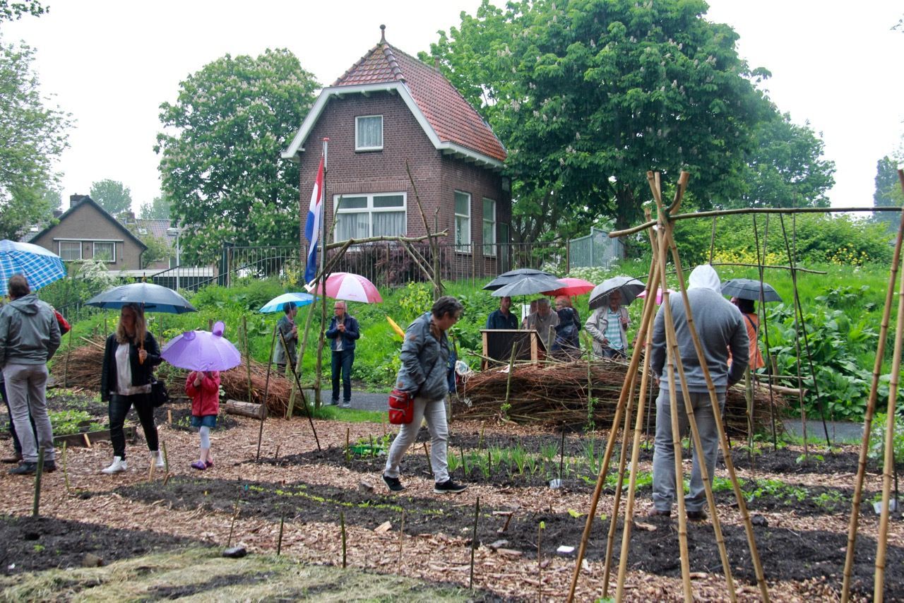 Wethouder Melzer opent buurttuin in Pijnacker-Noord