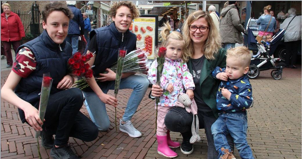 Rozen voor alle moeders in Oud Rijswijk
