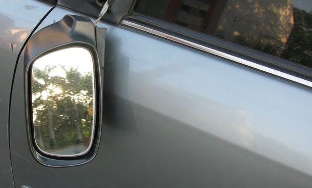 Onbekenden vernielen auto in Nootdorp Onbekenden vernielen auto in Nootdorp