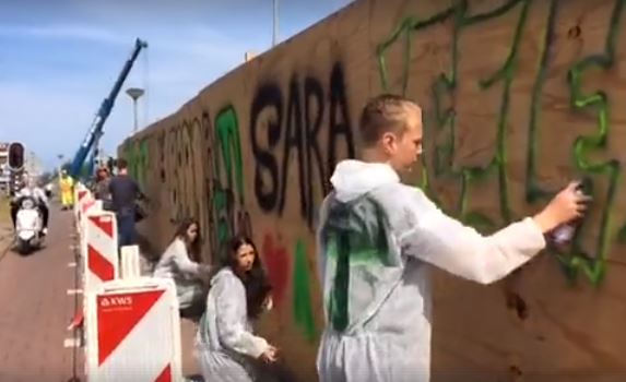 Leerlingen Stanislascollege maken grafitti bij Rotterdamsebaan