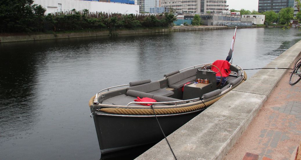 Eerste sloep in de Rijswijkse haven