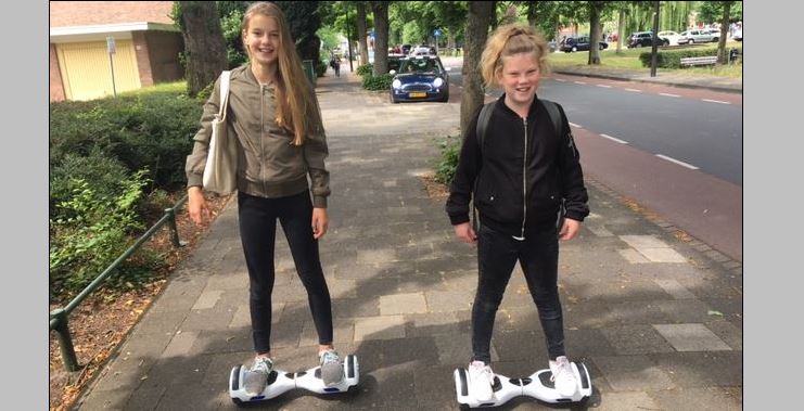 Milou en Eva op de hoverboard