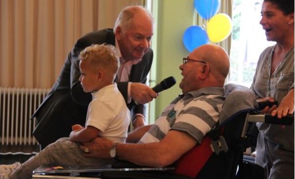 Ronnie Tober vermaakt bewoners met bekende liedjes