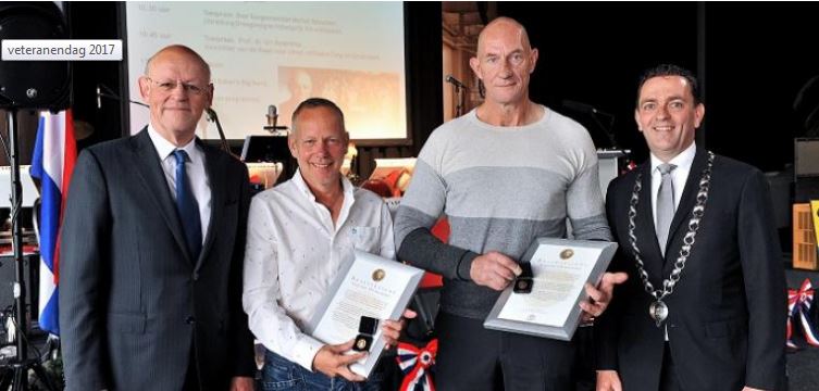 Burgemeester reikt insignes uit