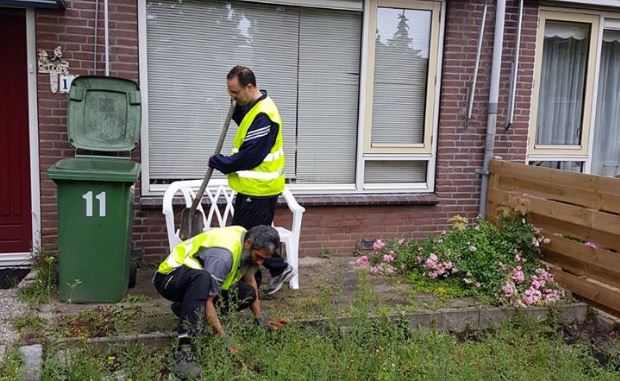 Stichting Amal maakt overwoekert tuintje weer netjes