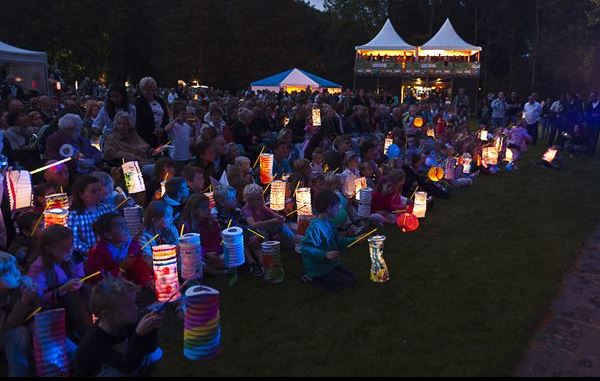 Lampionnen maken voor de optocht bij Strandwalfestival