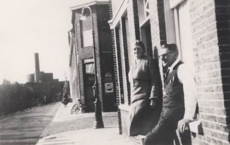 Wie staat hier op de foto ?