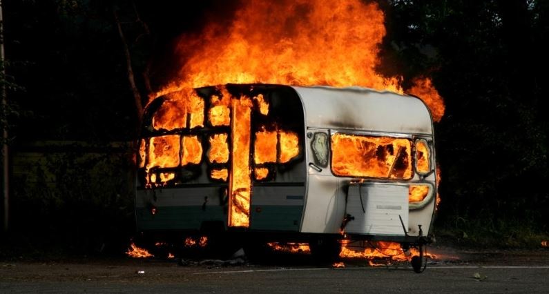 Caravan en auto vanochtend vroeg uitgebrand