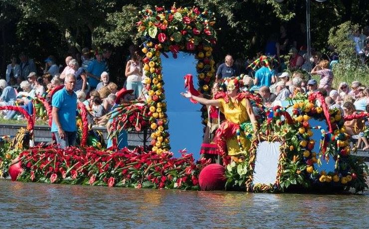 Varend Corso passeert Rijswijk op zondag