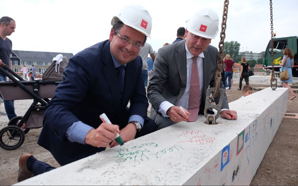 Wethouder Van der Meij start bouw Eilanden van Sion
