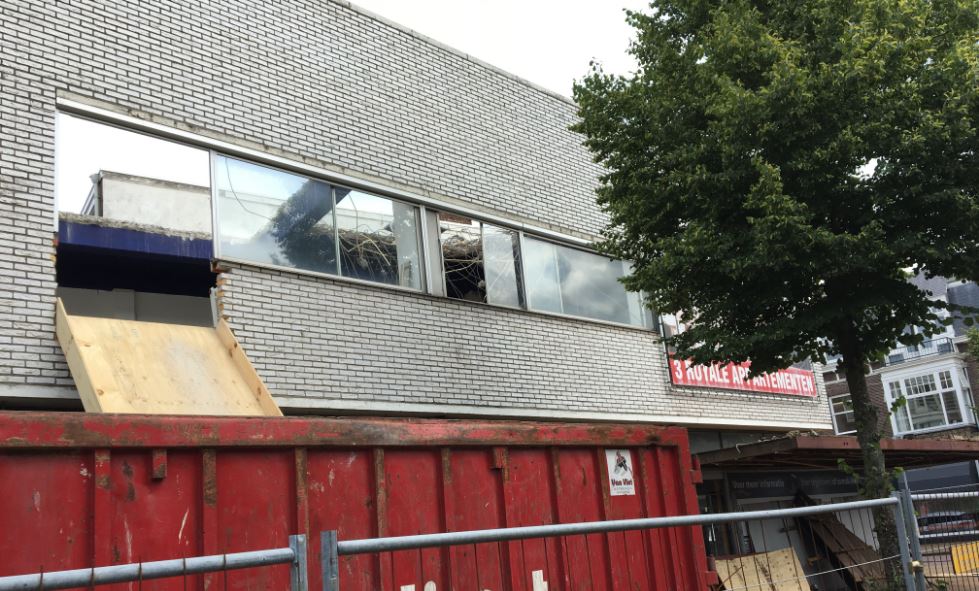 Het dak is er al bijna helemaal af