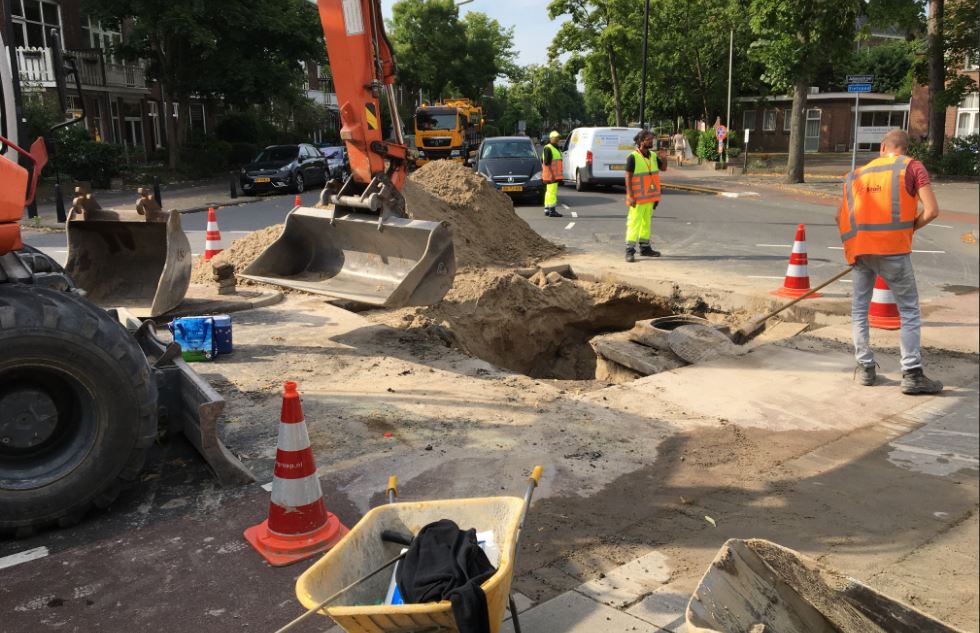 Gat in rioolput veroorzaakt verzakking in Lindelaan