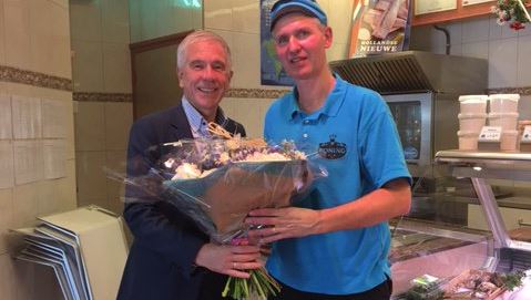 Wethouder René van Hemert feliciteert Kees Koning