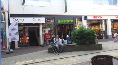Jeans Centre zamelt jeans in voor vluchtelingen