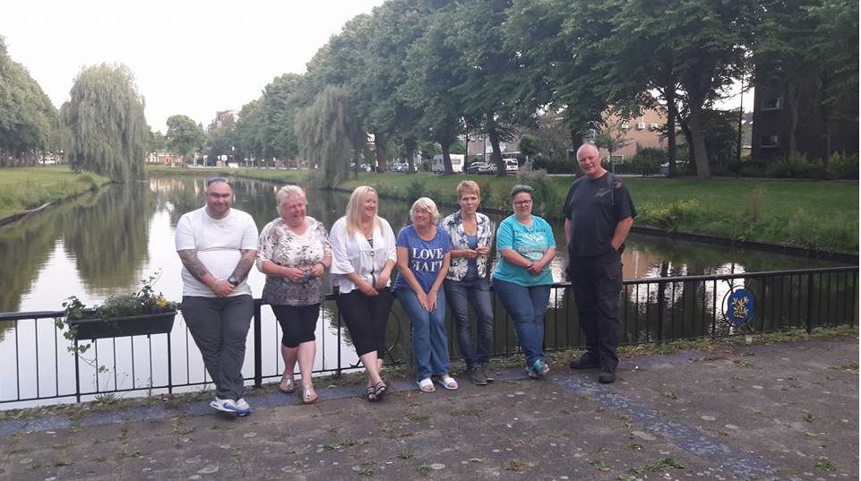 Bewoners plaatsen bloembakken in Steenvoorde Noord
