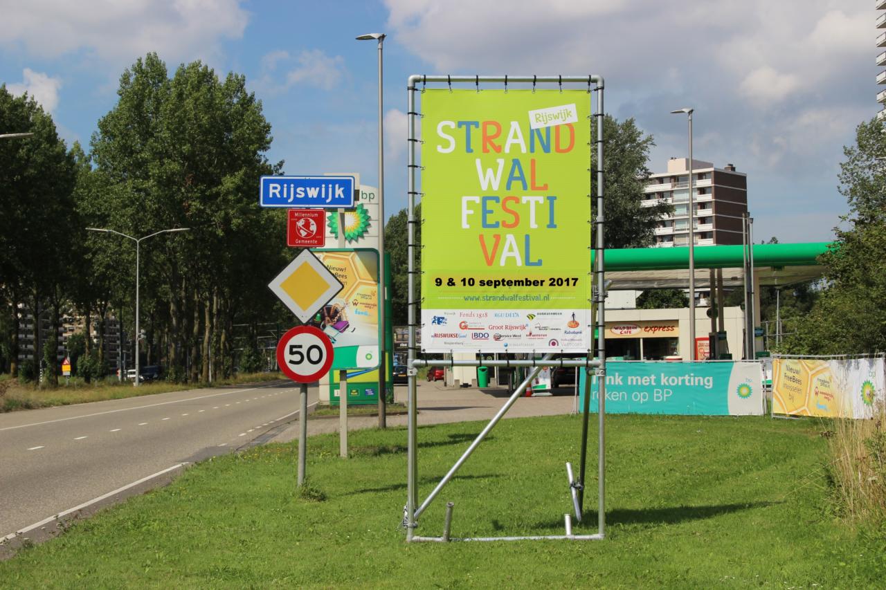Strandwalbanners verschijnen in Rijswijk