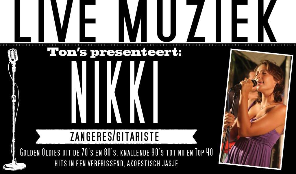 Zangeres Nikki bij Ton’s Muziekcafé