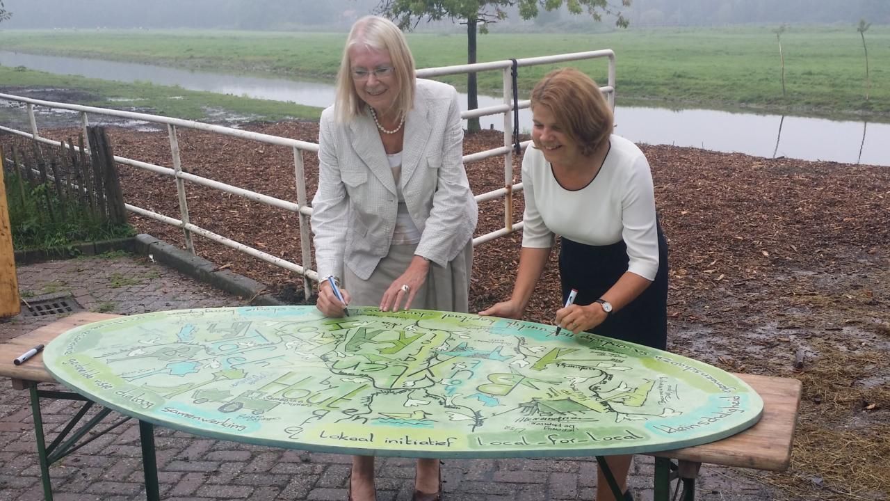 Burgemeesters tekenen op Buytenhouttafel
