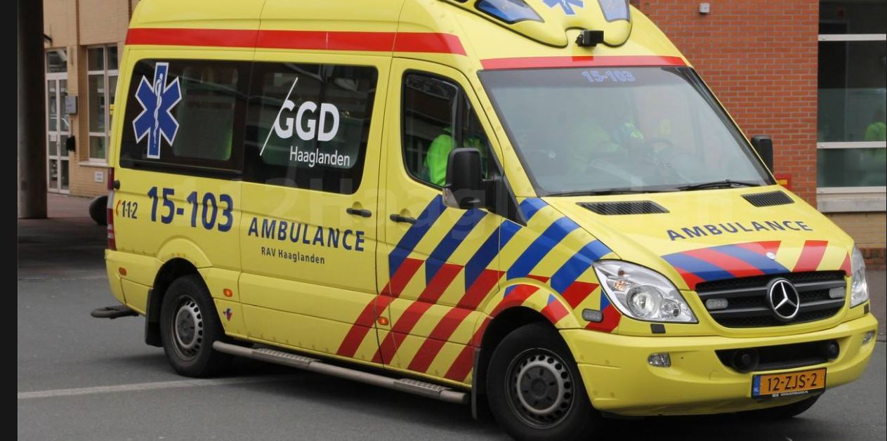 Gewonde van aanrijding wandelt naar ambulance
