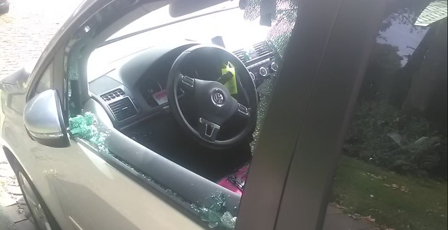 Ruit ingeslagen van auto op Handelskade