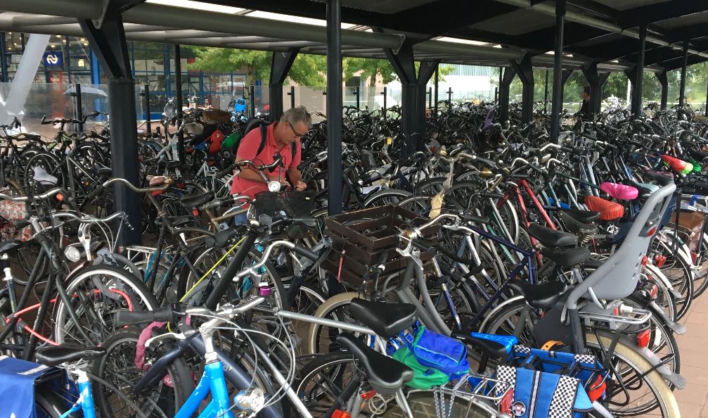Veel te weinig capaciteit voor fiets parkeren bij Rijswijks station Veel te weinig capaciteit voor fiets parkeren bij Rijswijks station