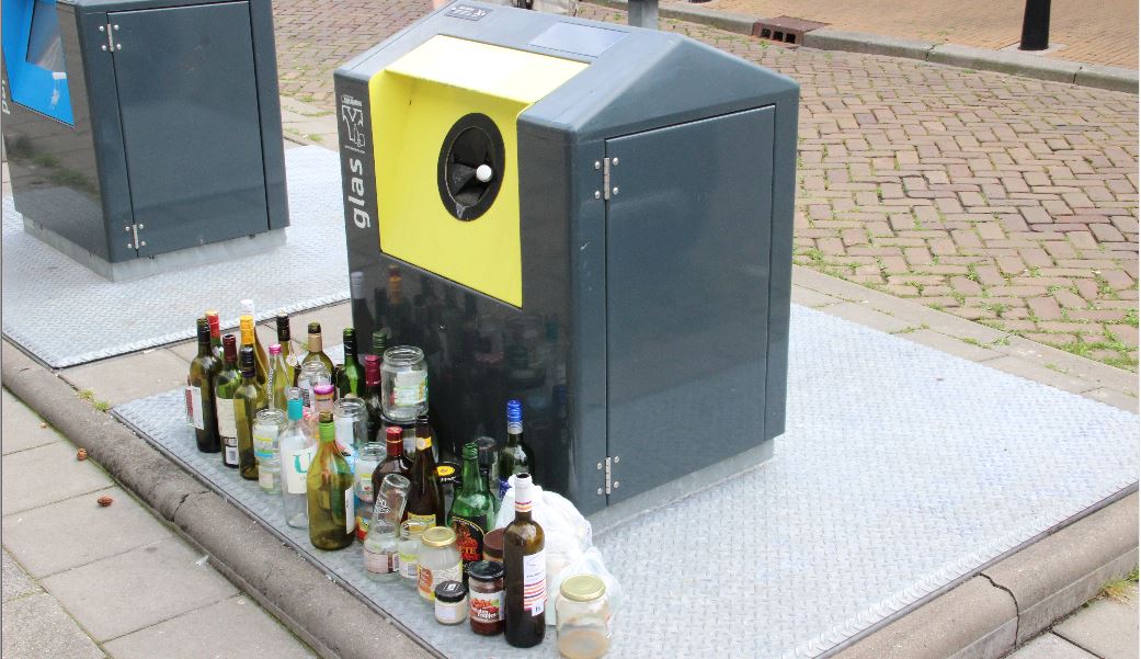 Anno 2017, een volle glascontainer, dan kan toch niet meer