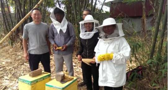 Rijswijkse Imker Hung Nguyen start  bijenproject in Vietnam