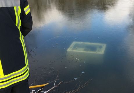 Politie vist kluis uit de sloot