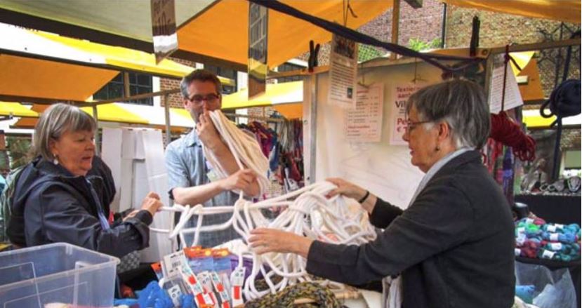 Textielmarkt op voorplein Rijswijks Museum