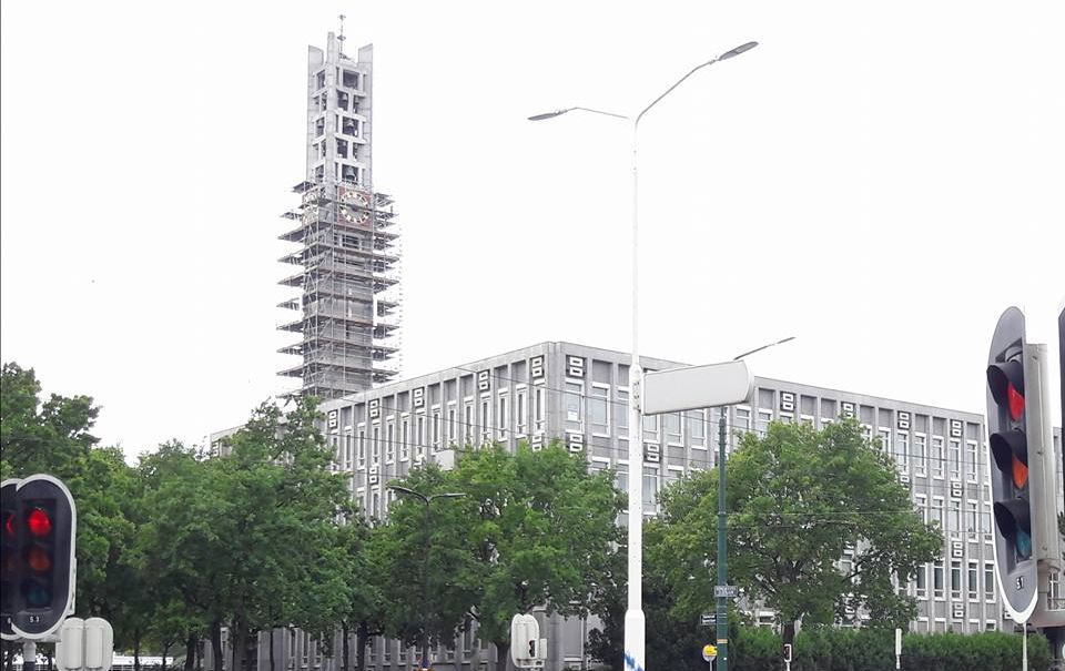 Stadhuistoren in de steiger.