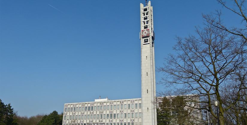 Gevelplaten van de toren oude stadhuis zitten los