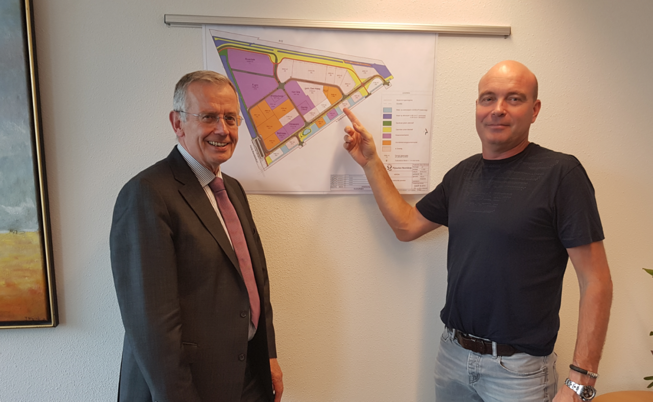 Wethouder tekent overeenkomst verkoopkavel Heron