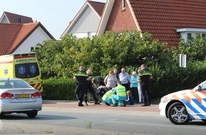 Auto rijdt in Rijswijk jong meisje met fiets aan