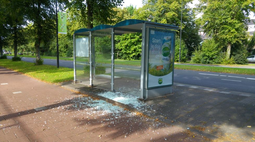 Kapot glas abri Schaapweg op fietspad