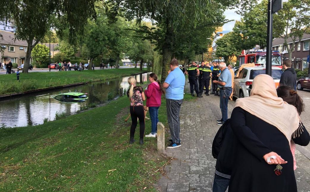 Auto te water in Rijswijk