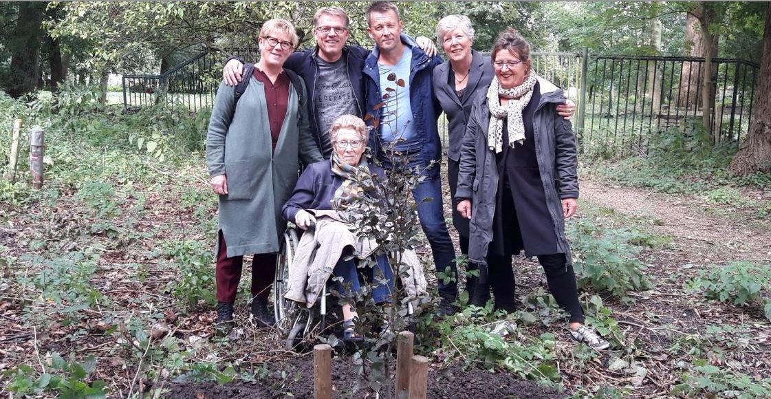 Familie plant rode beuk voor ontwerper Elsenburgerbos