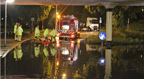 Brandweer pompt weg leeg onder Hoornburg Rijswijk