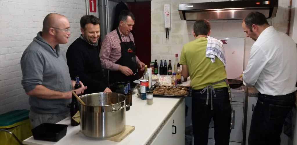 Ad van der Woude leert mannen koken