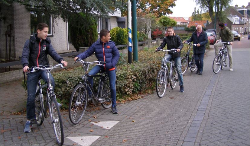 Schoolkinderen fietsen met wethouder Van Hemert naar school