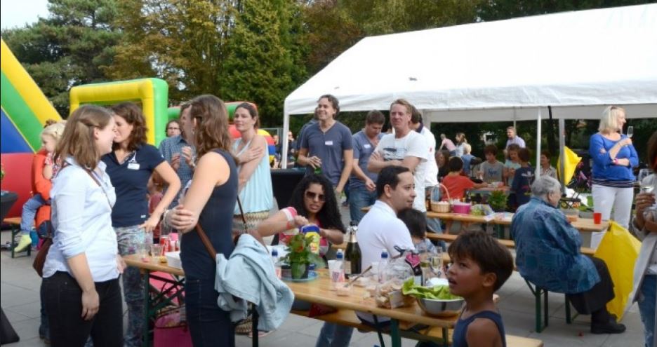 Bewoners Bomenbuurt gaan picknicken in Huis te Hoornpark